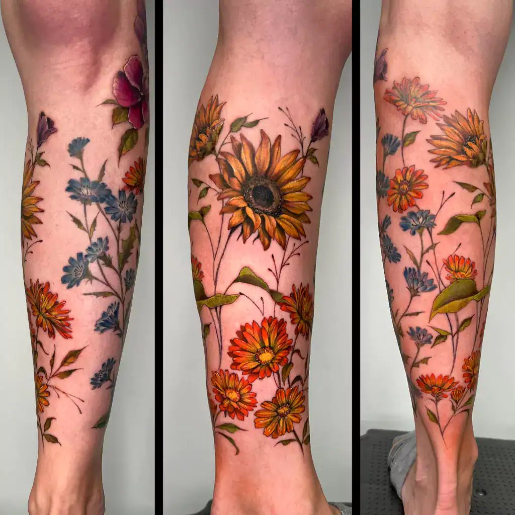 Sketchy, Watercolor Tattoos sketchy watercolor tattoo von Blumen um den Unterschenkel