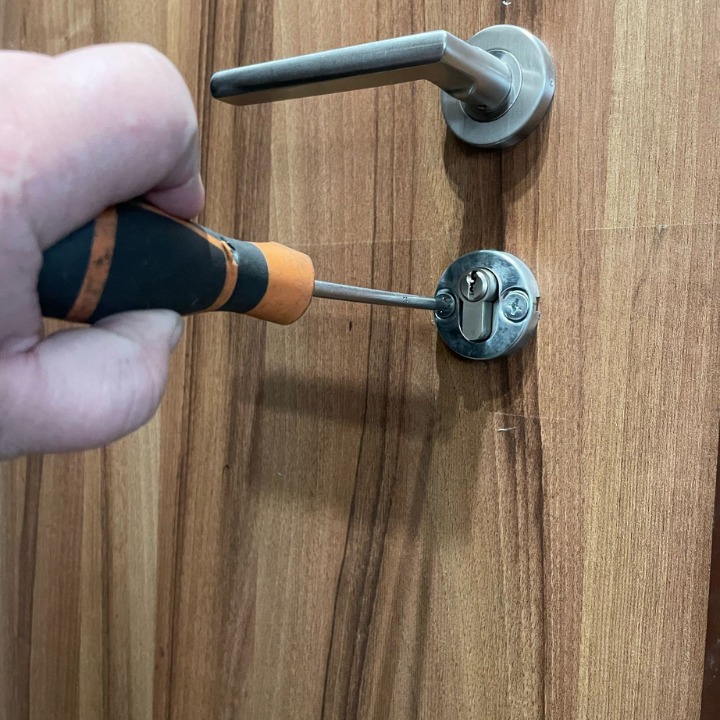 Tani Ślusarz Warszawa, Oferujemy usługi montażu i wymiany zamków, 24/7 Awaryjne otwieranie drzwi mieszkań, domów, bram, garaży.