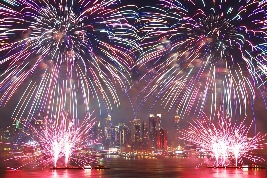 Silvester in New York mit Feuerwerk