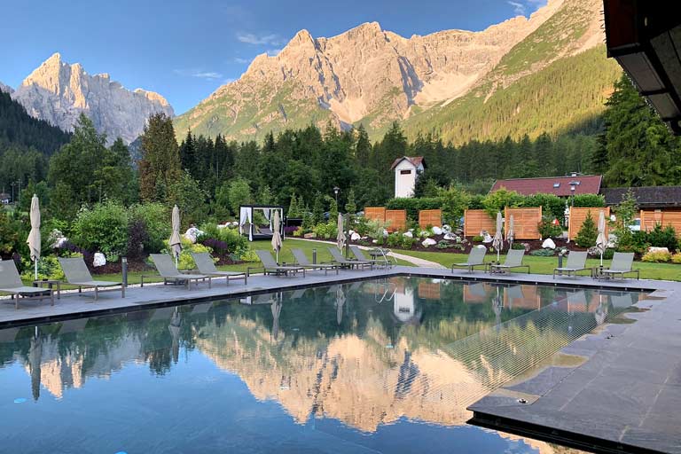 startseite-suedtirol-hotels Pool mit Bergen im Bad Moos Dolomites Spa Resort