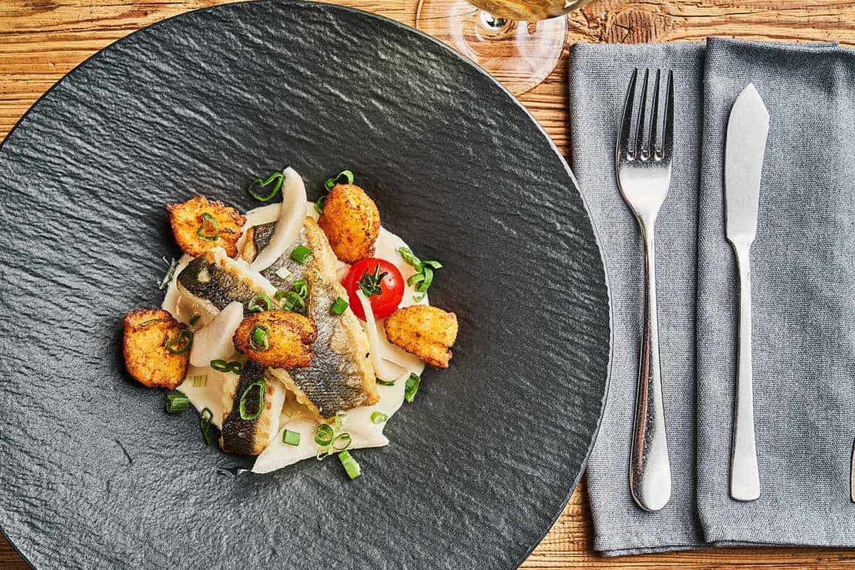 Ein Pastateller mit einem Fischgericht