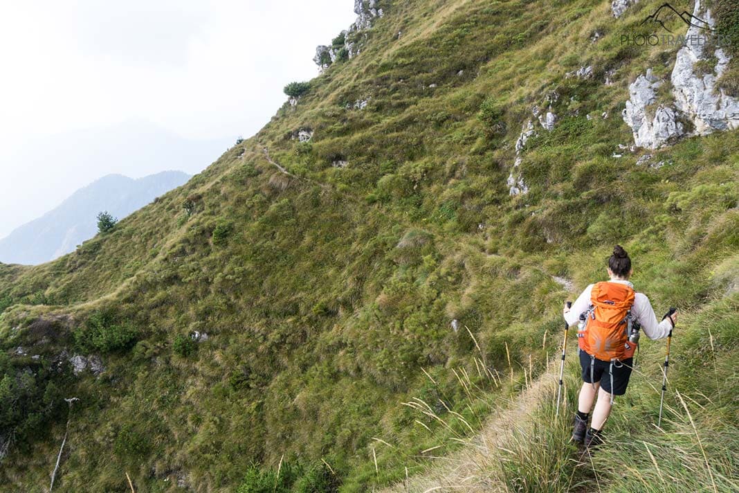 Reisebloggerin Biggi Bauer auf einem schmalen Bergpfad, der durch eine steile Wand führt