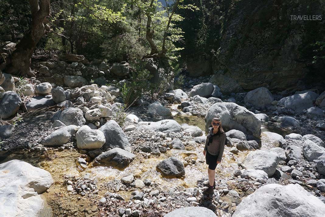 Reisebloggerin Biggi Bauer im Flussbett der Samaria-Schlucht