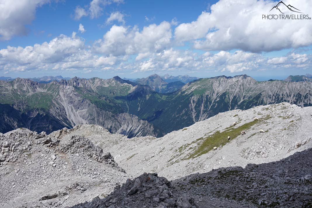 Der Ausblick vom Wannig-Gipfel auf die umliegenden Gipfel