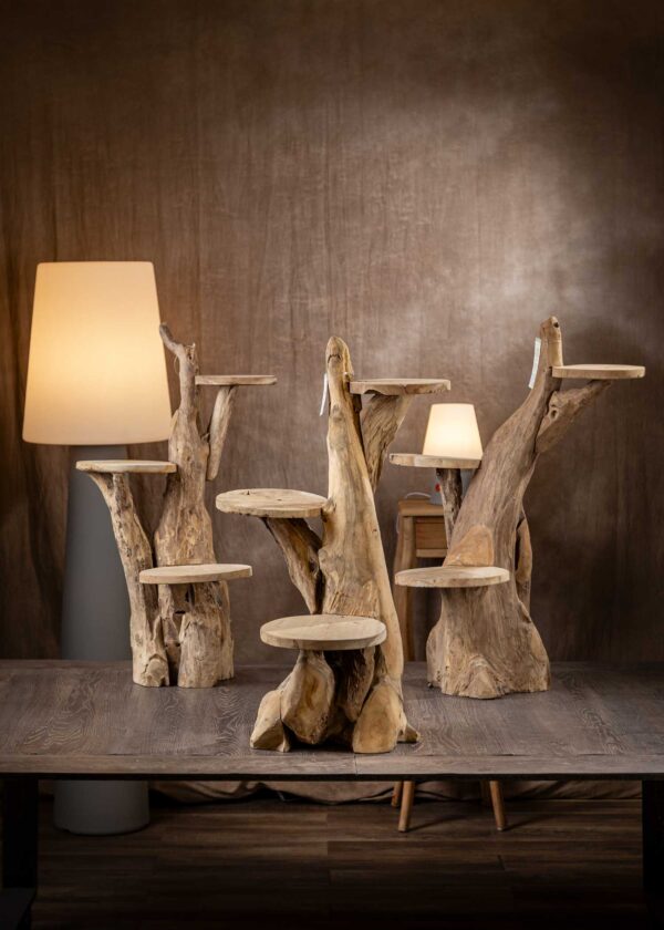 Vista frontale di un tronco di legno decorativo in teak con ripiani di legno naturale, ideale per arredi dal design rustico e moderno.