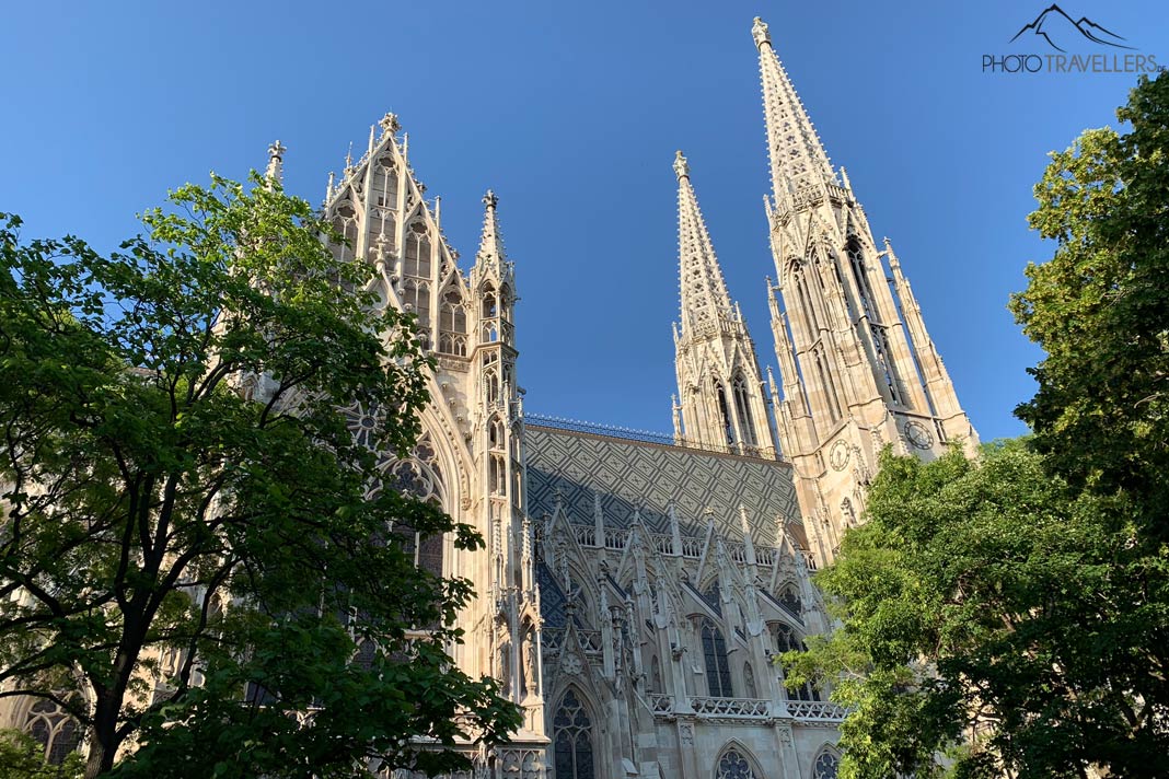 Die Votivkirche in Wien im Licht der Abendsonne