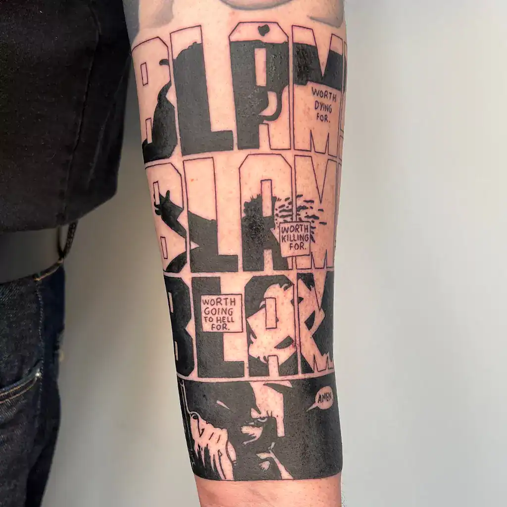Comic Blackwork Tattoo auf dem Unterarm