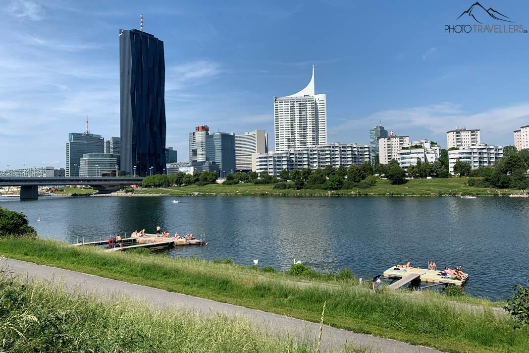 Die Donauinsel in Wien mit Blick auf Hochhäuser