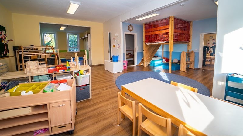 Dieses Bild zeigt einen Raum des Kindergartens von innen
