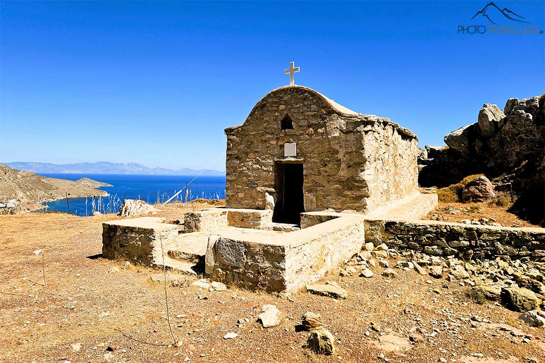 Die alte Steinkapelle Agia Anna mit Kreuz und Vormauer thront auf den Hügeln von Livadia