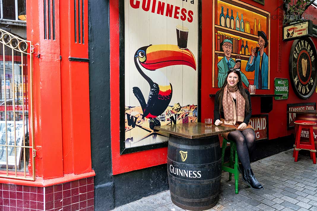 Reisebloggerin Biggi Bauer sitzt vor einem Pub in Ennis