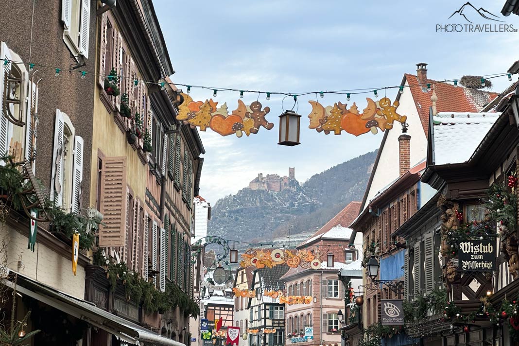 Der Blick auf die Ulrichsburg, die über Ribeauvillé thront