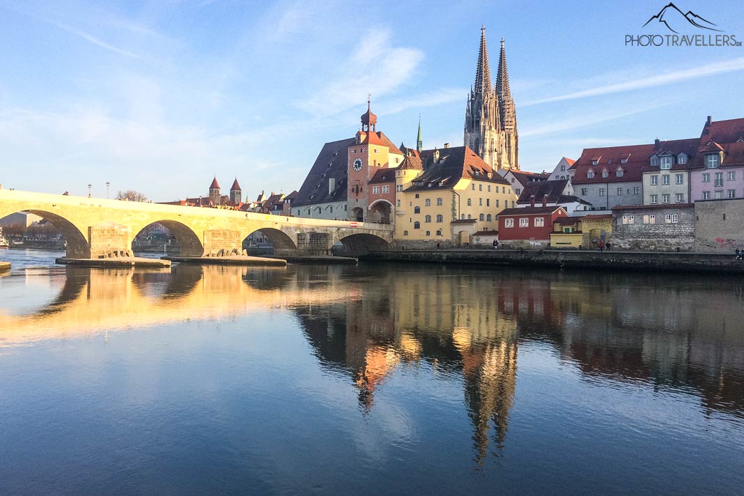 Der Blick auf die Steinerne Brücke mit dem Dom in Regensburg