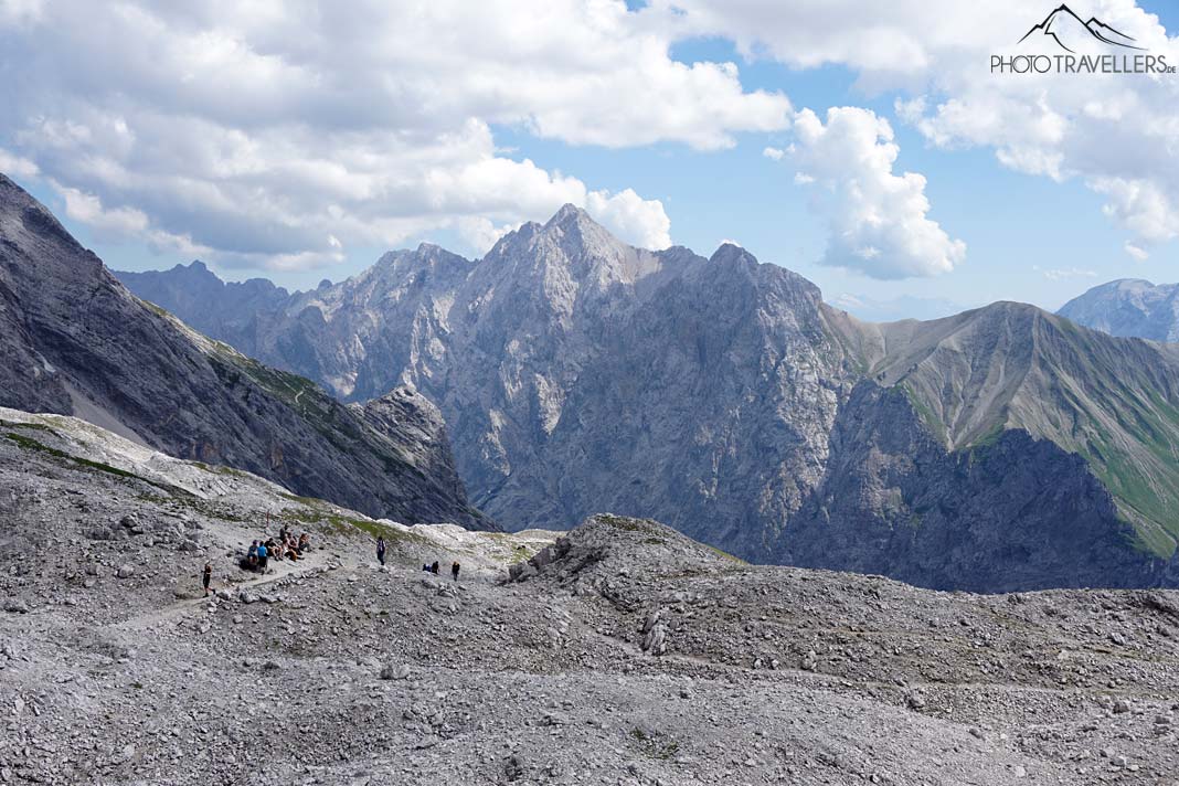 Der Blick zum Hochwanner, davor viele Wanderer im Aufstieg zur Zugspitze