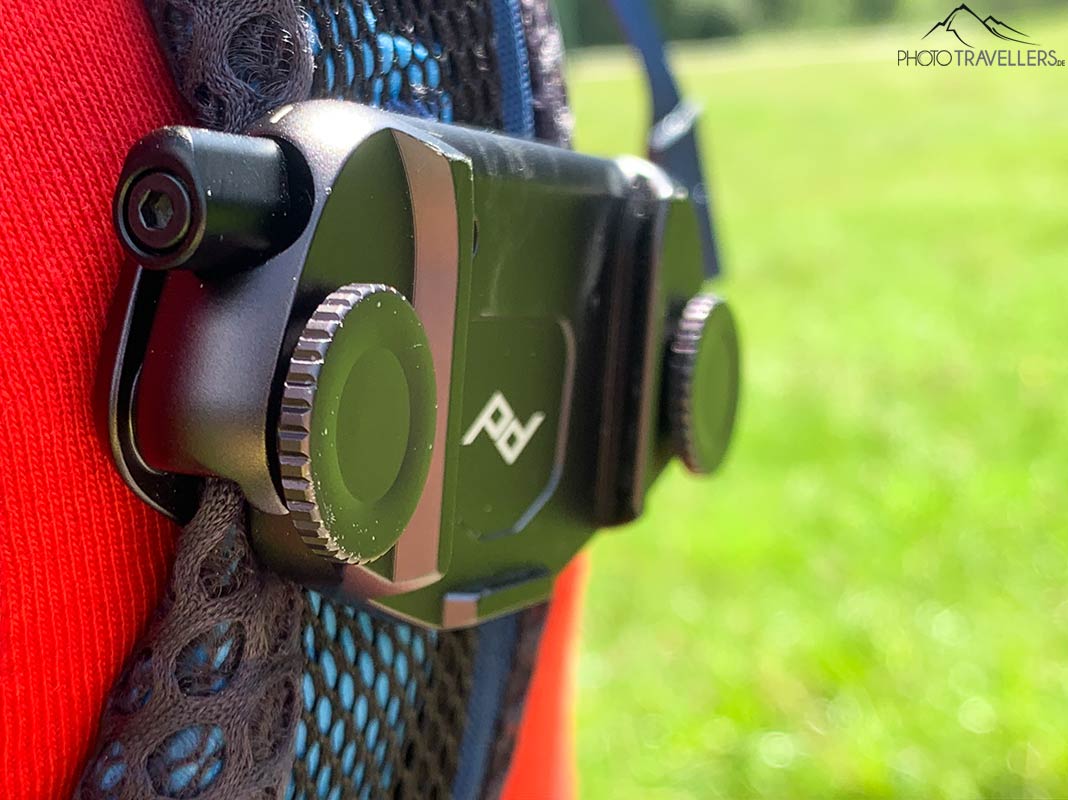 Die Kamerahalterung Peak Design Capture Clip V3 an einem Rucksackgurt