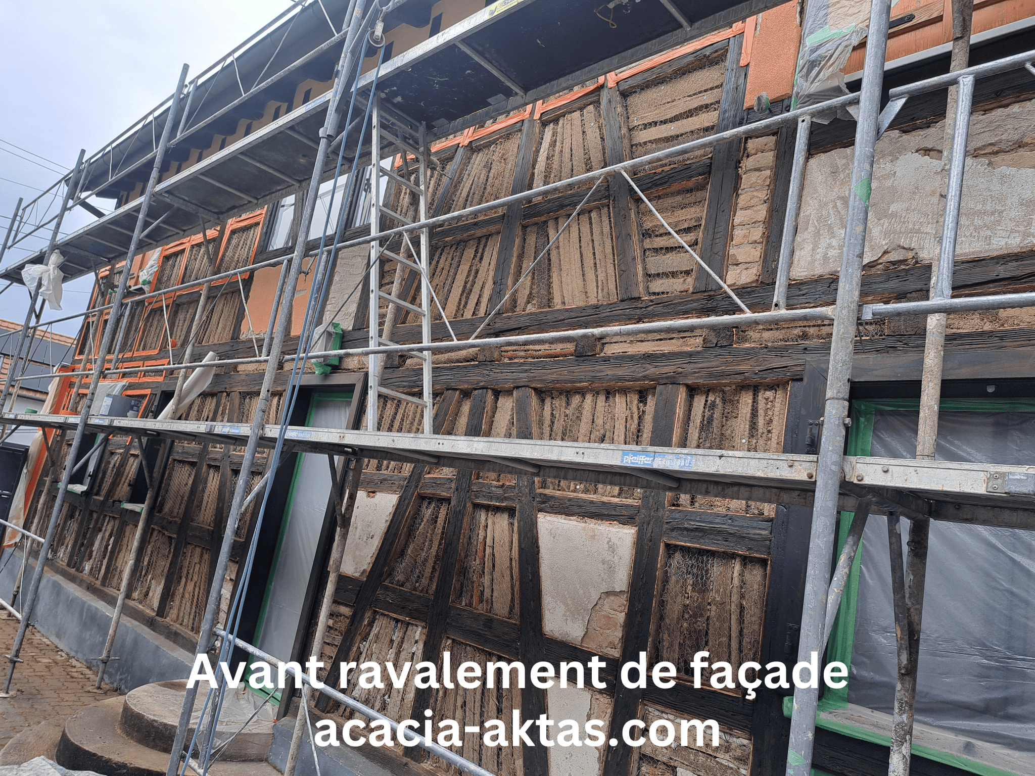 Avant / aprés RAVALEMENT DE FAÇADE À STRASBOURG Avant ravalement de façade et crépi type maison alsacienne