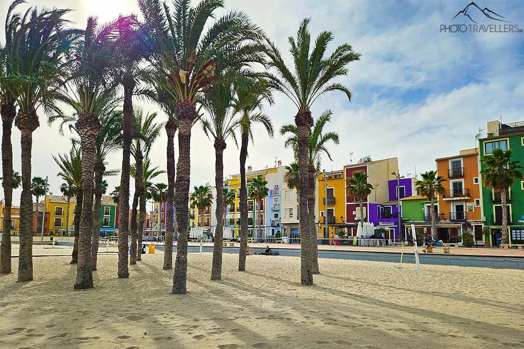 Die bunten Häuser in Villajoyossa bilden einen schönen Kontrast zu den Palmen am Sandstrand