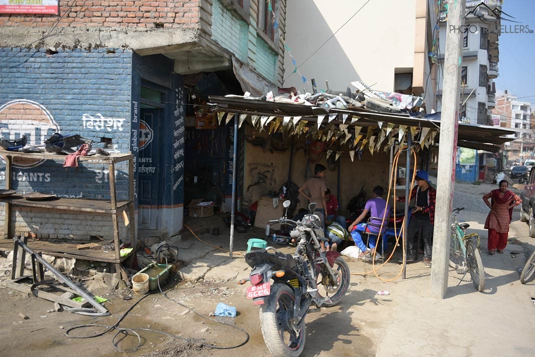 Ein Motorrad vor einer Werkstatt in Kathmandu