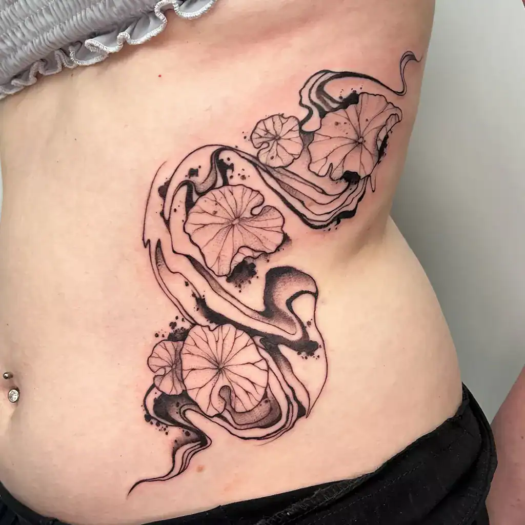Floating lines Tattoo mit Blumen