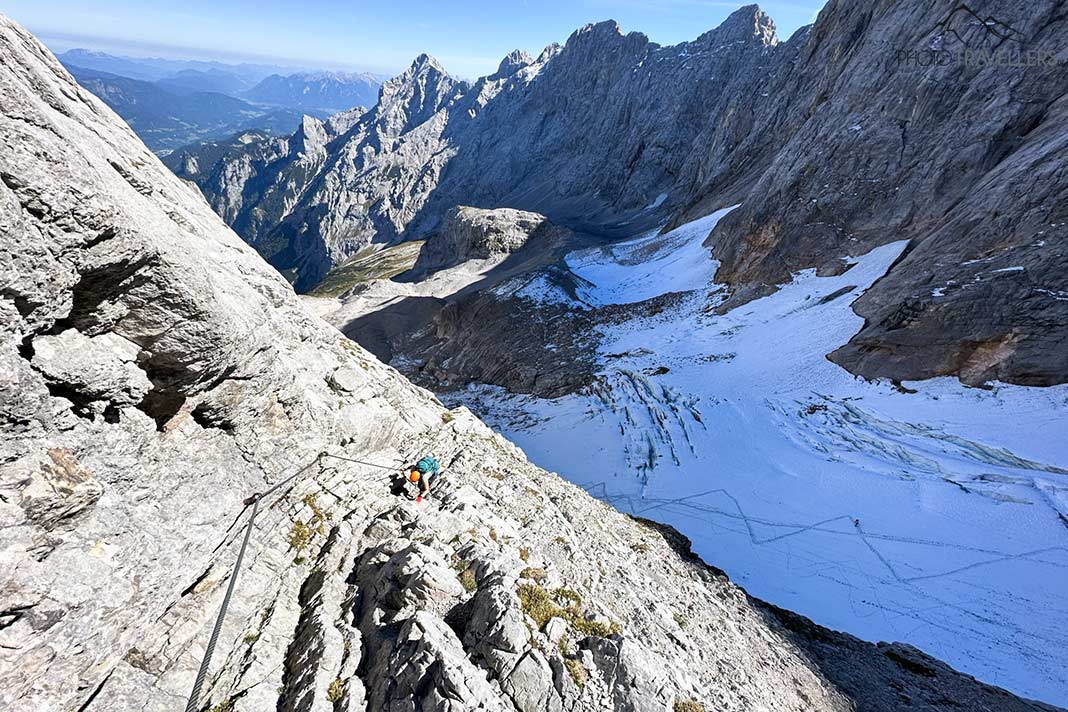 Reisebloggerin Biggi Bauer auf dem Höllentalklettersteig, darunter der Höllentalferner
