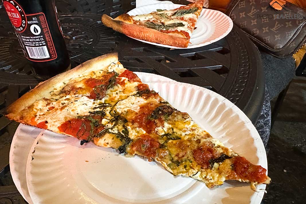 Ein "Dollar Slice" Pizza in New York auf einem Pappteller