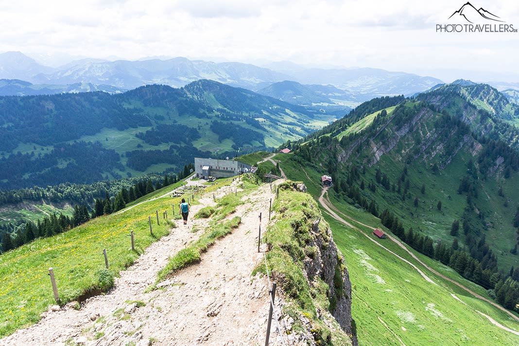 Reisebloggerin Biggi Bauer beim Abstieg zur Bergstation der Hochgratbahn