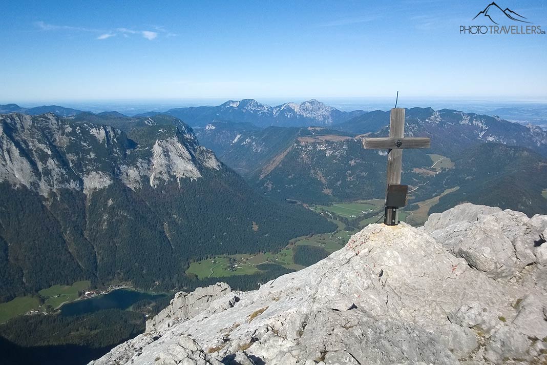 Das Gipfelkreuz der Schärtenspitze mit Blick auf den Hintersee