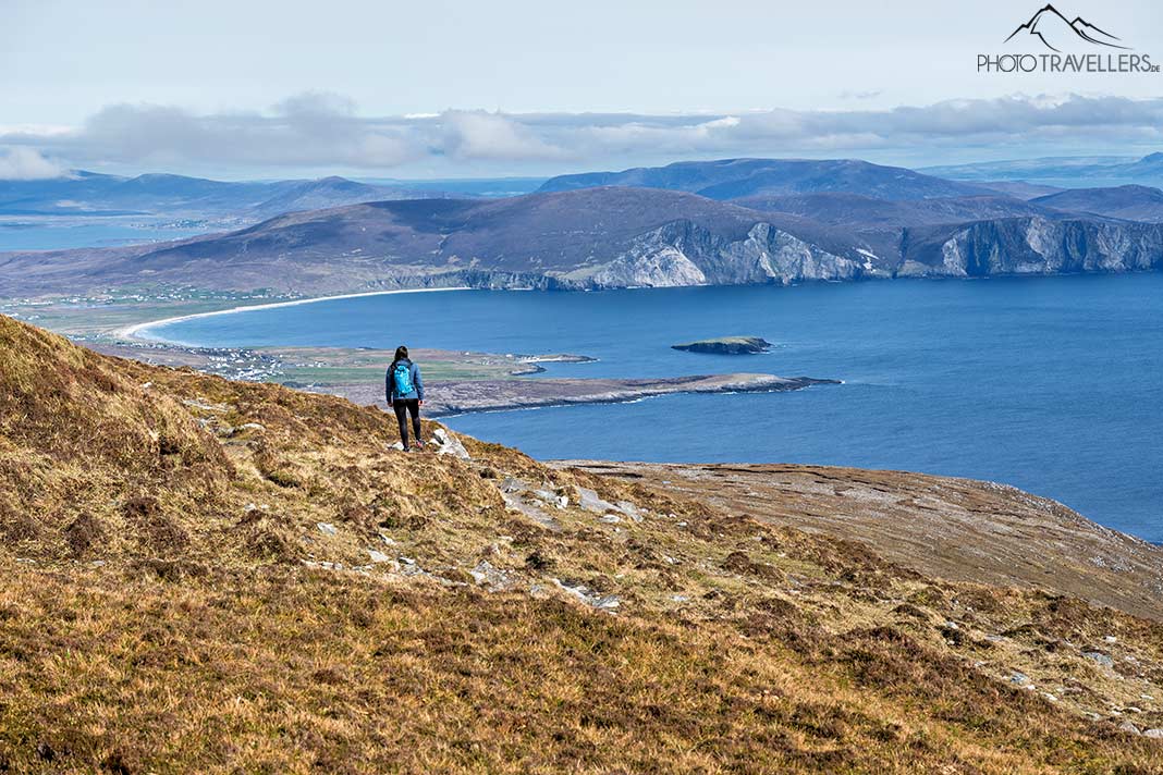 Reisebloggerin auf den Bergrücken der Cliffs of Croaghaun, Irland