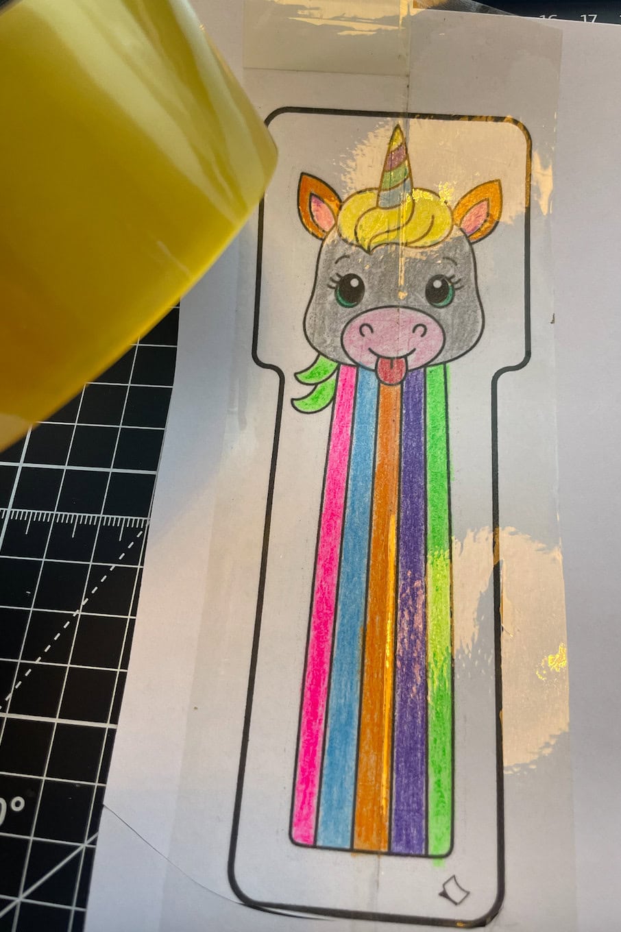 Einhorn Lesezeichen aus Papier und Klebestreifen gebastelt