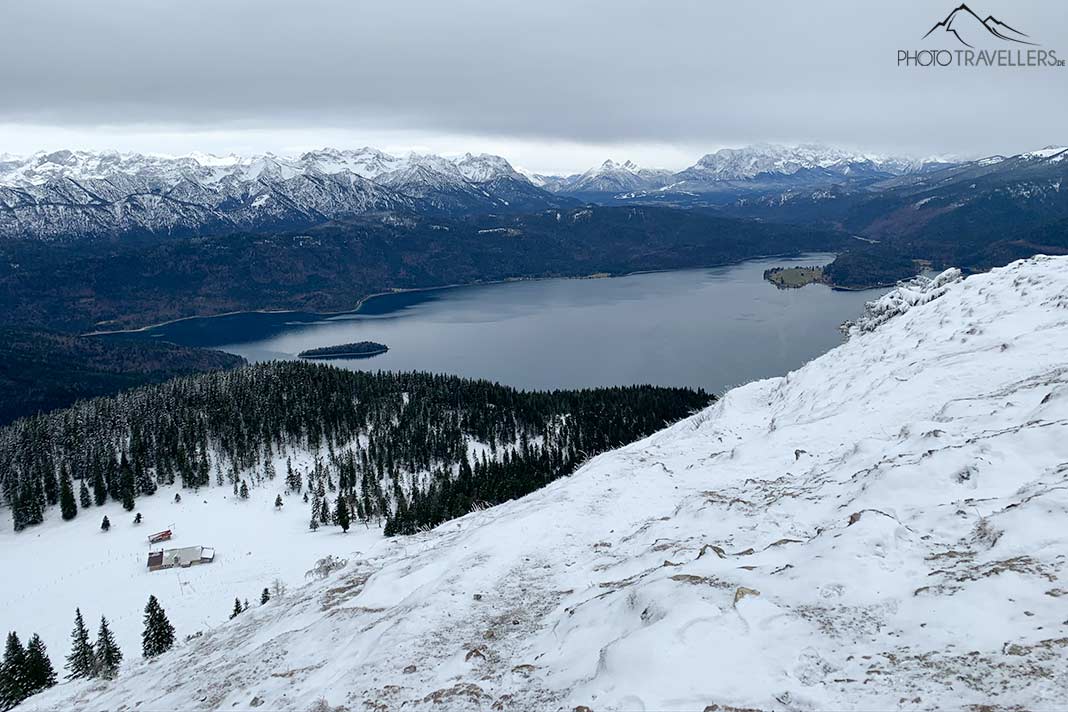 Der Blick vom verschneiten Jochberg-Gipfel auf den Walchensee und die Zugspitze