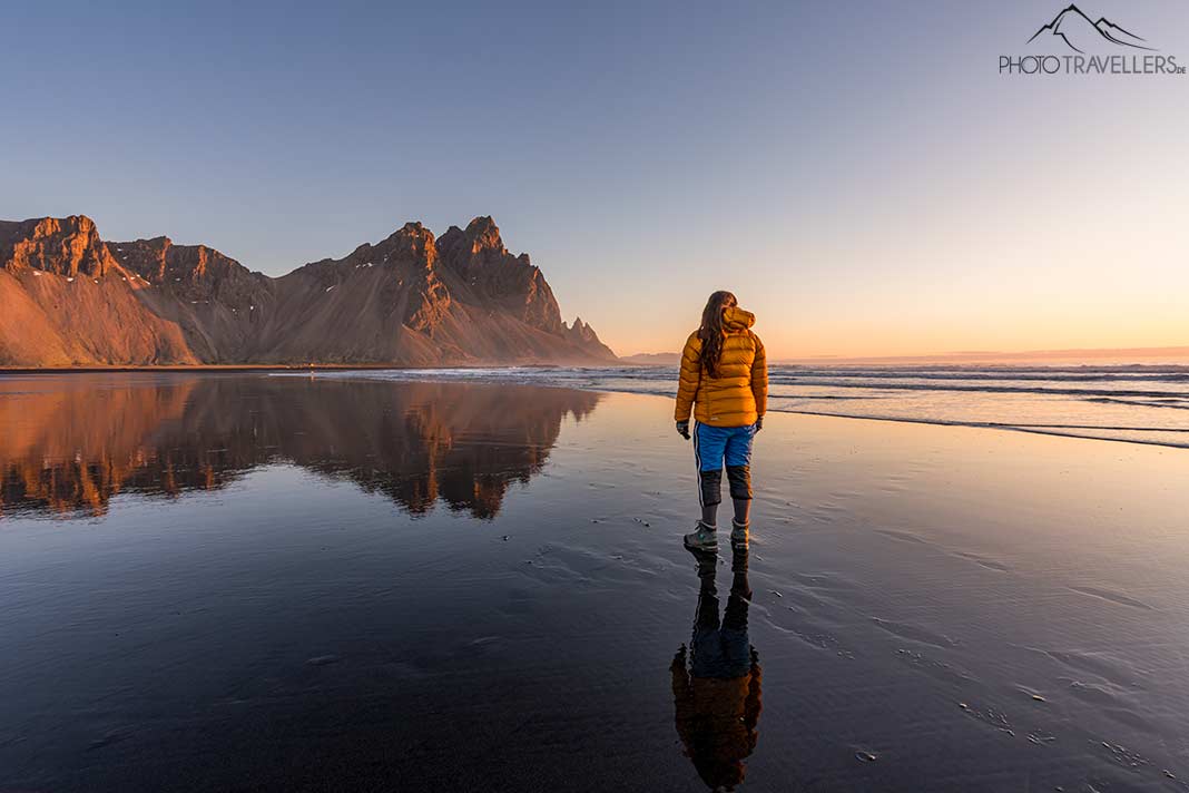Reisebloggerin Biggi Bauer am Morgen am Strand von Stokksnes in Island