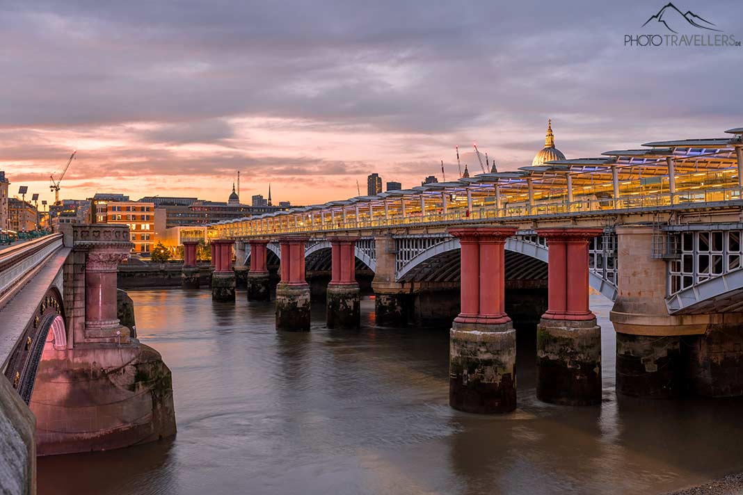 Die alten Pfeiler der Blackfriars Bridge, London
