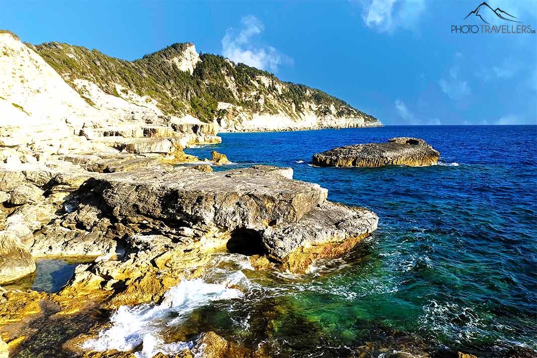 Weiße, mit Bäumen bewachsene Felslandschaften zieren die wilde Westküste von Paxos