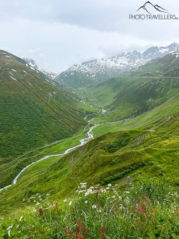 Blick hinunter auf die Bahnstrecke vom Furkapass