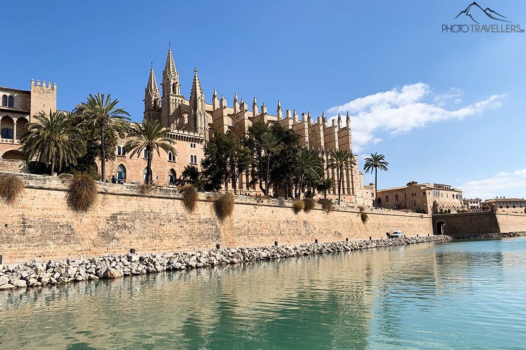 Der Blick auf die imposante Kathedrale in Palma auf Mallorca