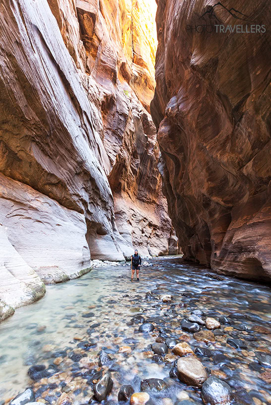 Reisbloggerin Biggi Bauer im Virgin River in den Narrows, links und rechts die steilen Felswände