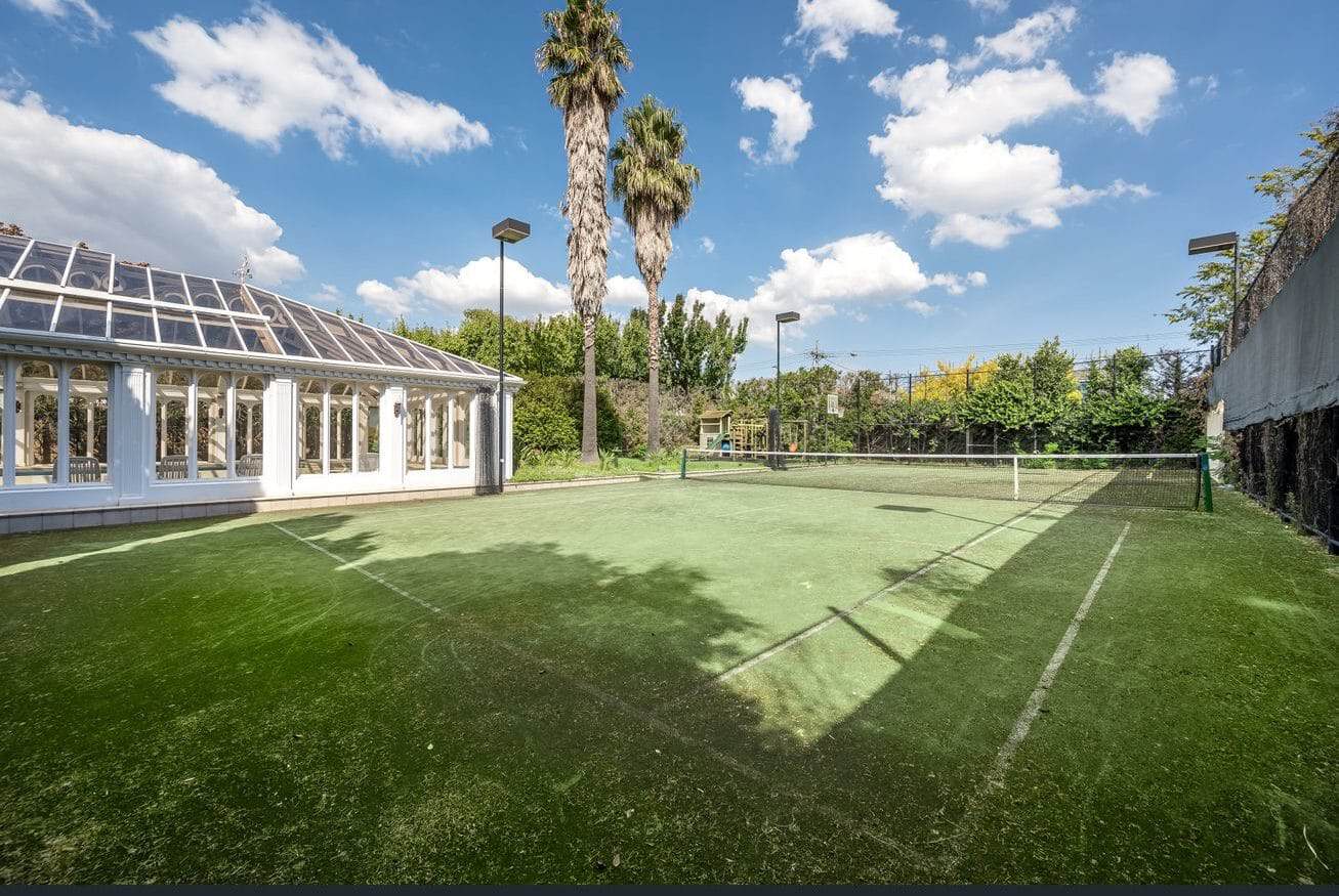 10 Bickhams Court tennis