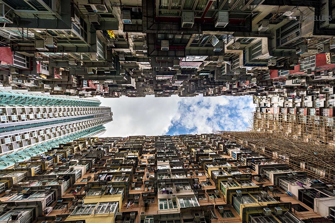 Der Blick zum Himmel aus dem Hof des Monster Buildings in Hongkong