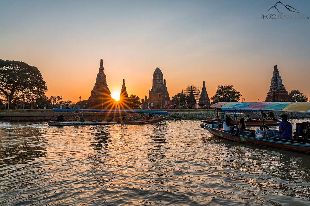 Der Blick vom Wasser auf die Tempelanlagen Wat Chai Watthanaram am Abend