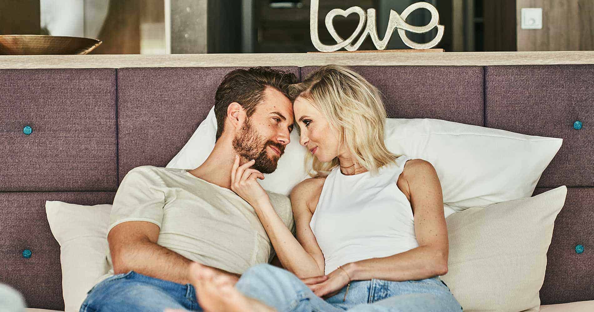 Verliebtes Paar im Bett unserer Wellness-Suite