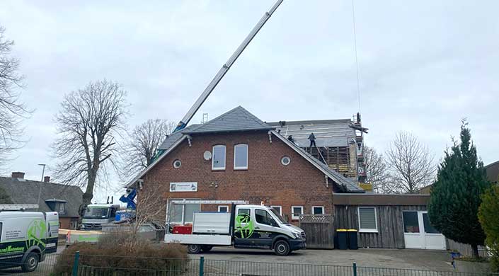Bild von alter Schule mit Schieferdach