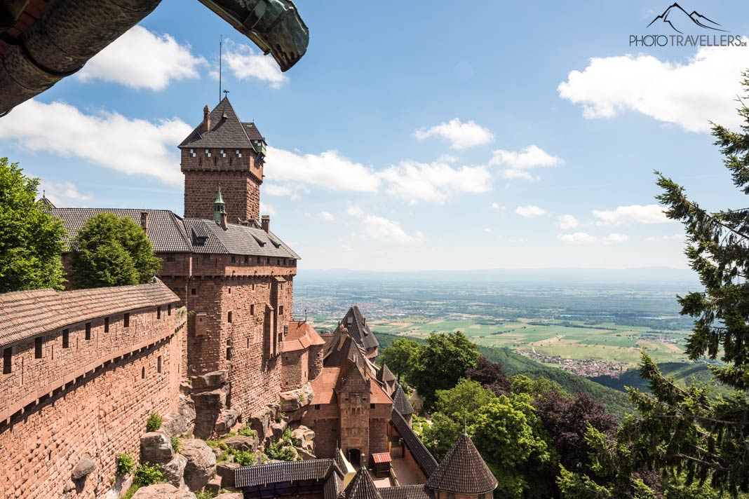 Der Blick von der Hohkönigsburg über die Mauern und die Landschaft