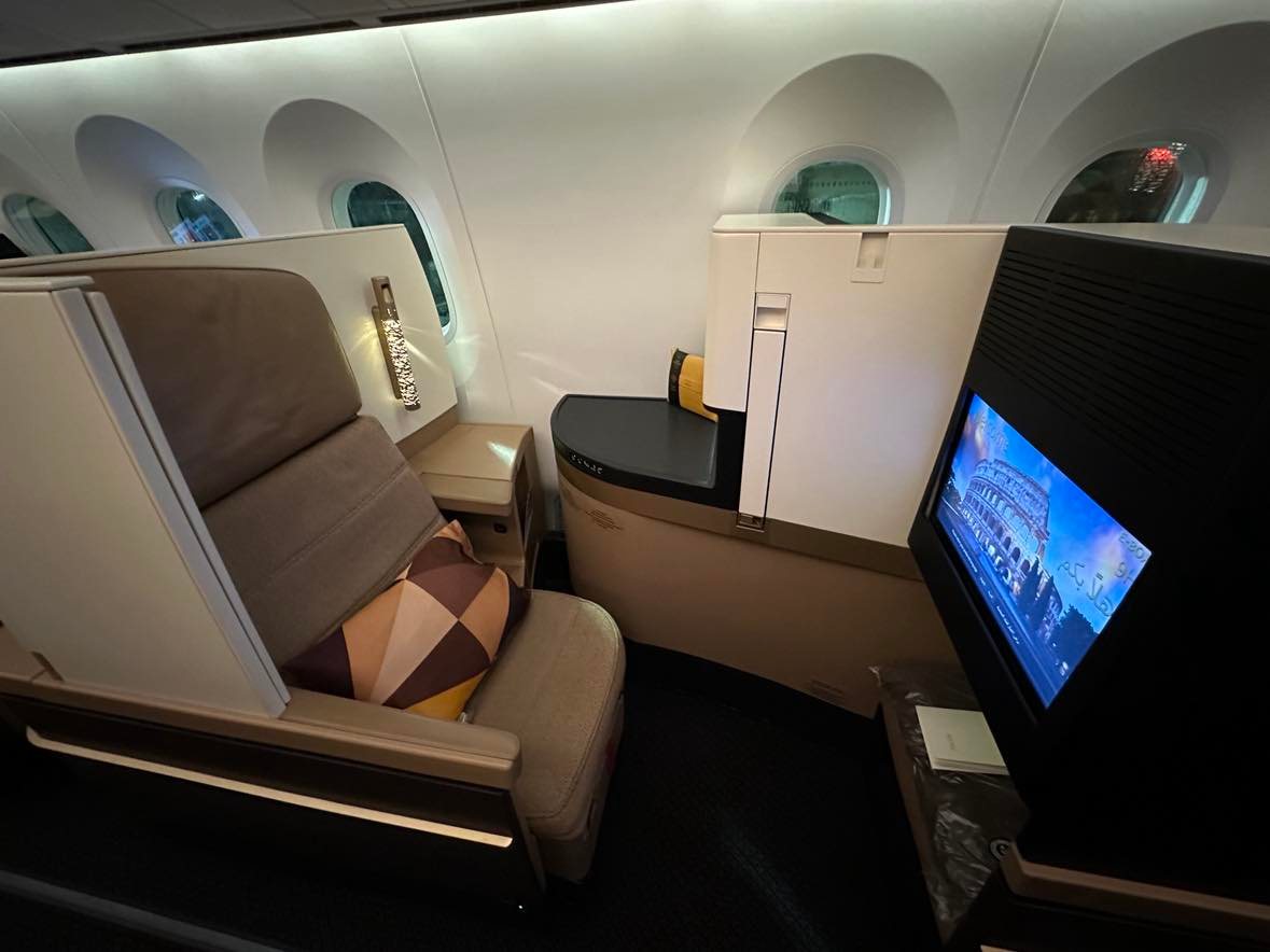 Business Class suite onboard Etihad 787-9 Dreamliner