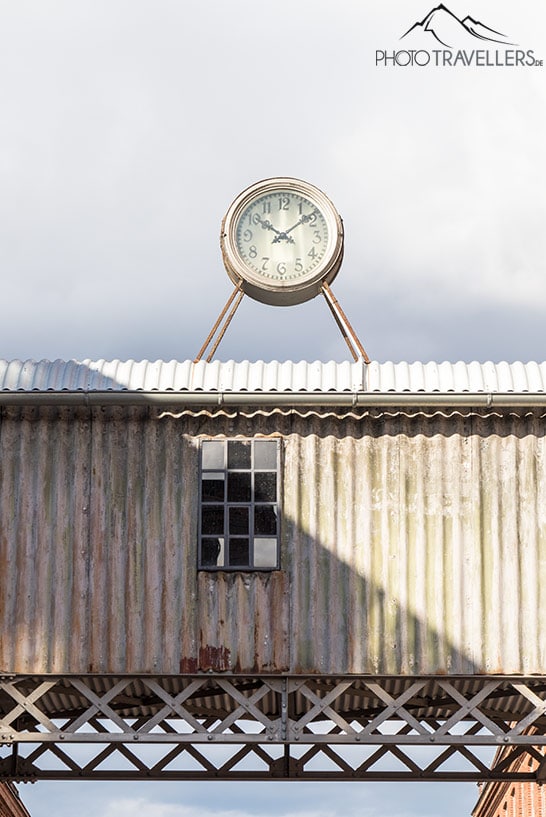 Eine alte Uhr in der Baumwollspinnerei