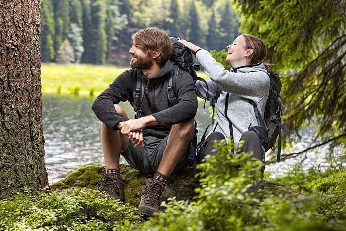 Wanderer bei einer Pause am Arber-See