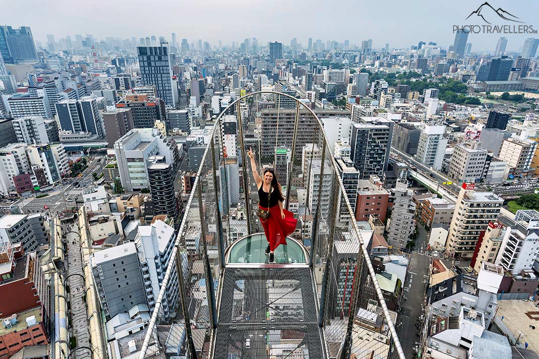 Reisebloggerin Biggi Bauer auf der luftigen Aussichtsplattform des Tsūtenkaku mit Blick auf Osaka