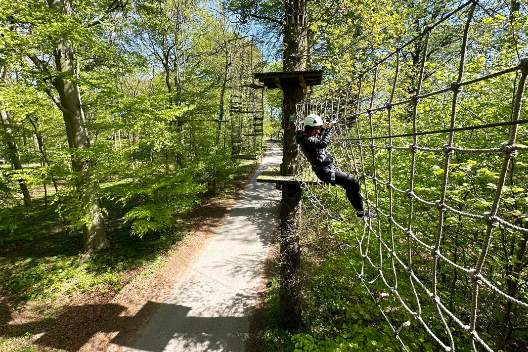 Reisebloggerin Biggi Bauer an einem Hinderniss im Kletterwald Gavnø Go Fly