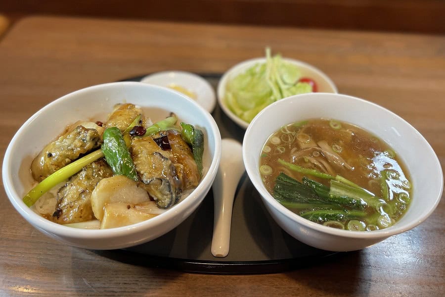 【中華レストラン とらの子】牡蠣丼セット(サラダ・ミニラーメン付き)(税込1,650円) 【中華レストラン とらの子】牡蠣丼セット(サラダ・ミニラーメン付き)(税込1,650円)