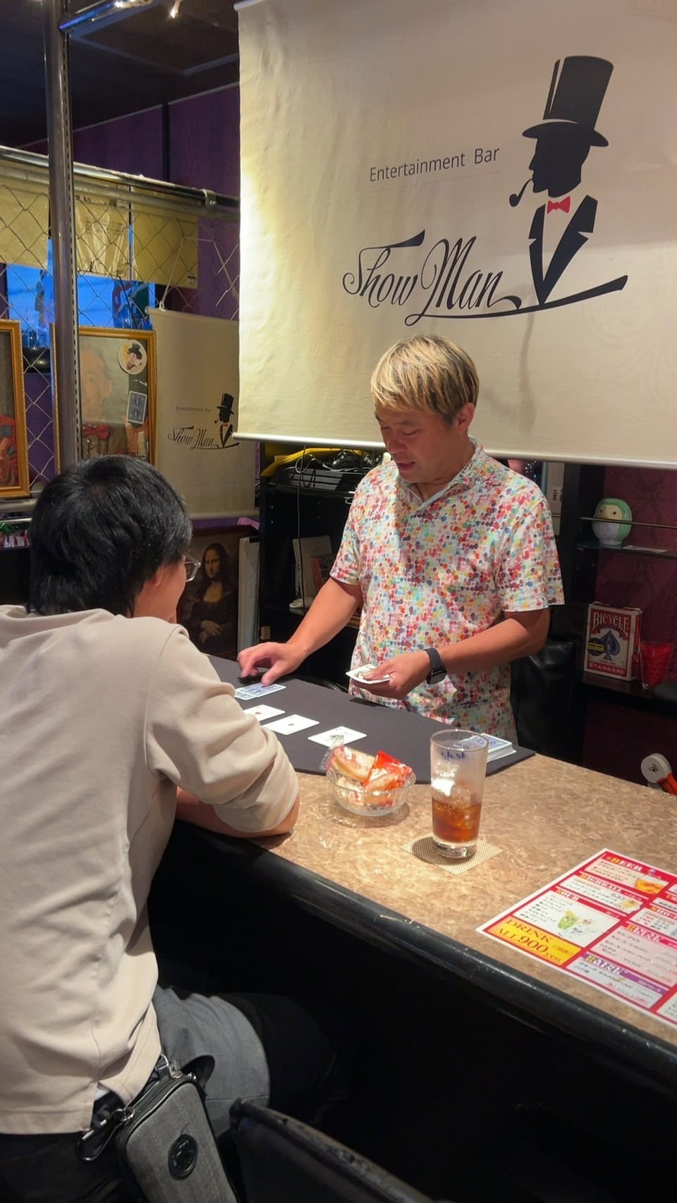 バーマジックで驚きと笑いを体感!富山市桜木町のHearts with ShowManでマジックショーに出演しました! 1 バーマジックを行っているマジシャン