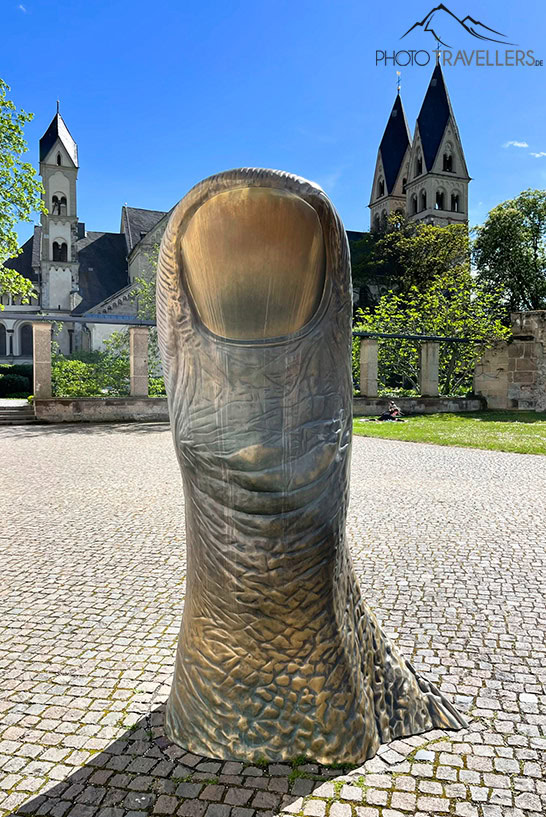 Die Skulptur "Le Pouce" (Der Daumen) des französischen Bildhauers César Baldaccin in Koblenz
